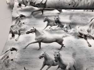 ​​​​​​​Bomuldsjersey - med løbende heste i grå / hvide toner